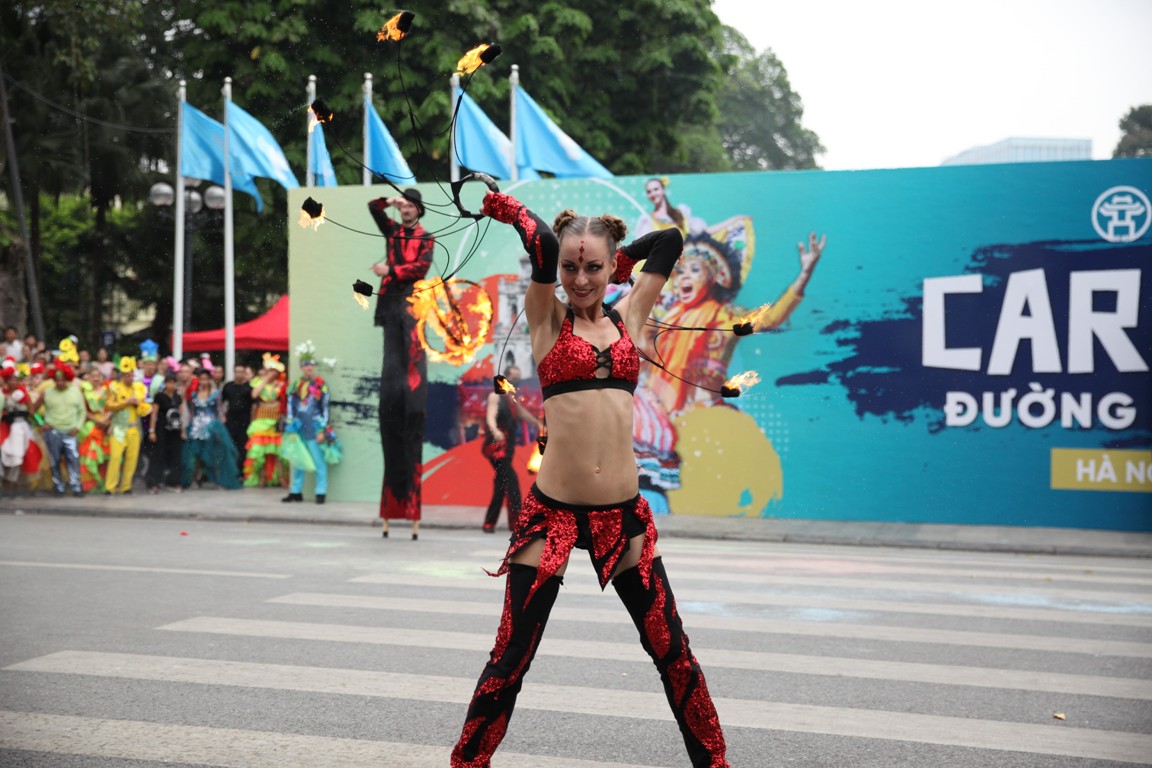 Chen[-]chân[-]ngắm[-]các[-]vũ[-]công[-]Carnival[-]khuấy[-]động[-]phố[-]đi[-]bộ[-]Hà[-]Nội